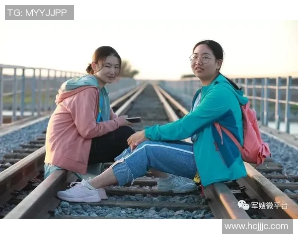 足球场上球星牵手孩子共度温馨时光展现父爱与运动精神 足球场上球星牵手孩子共度温馨时光展现父爱与运动精神